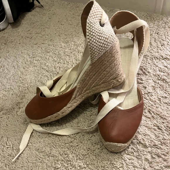 Solids espadrille wedge.